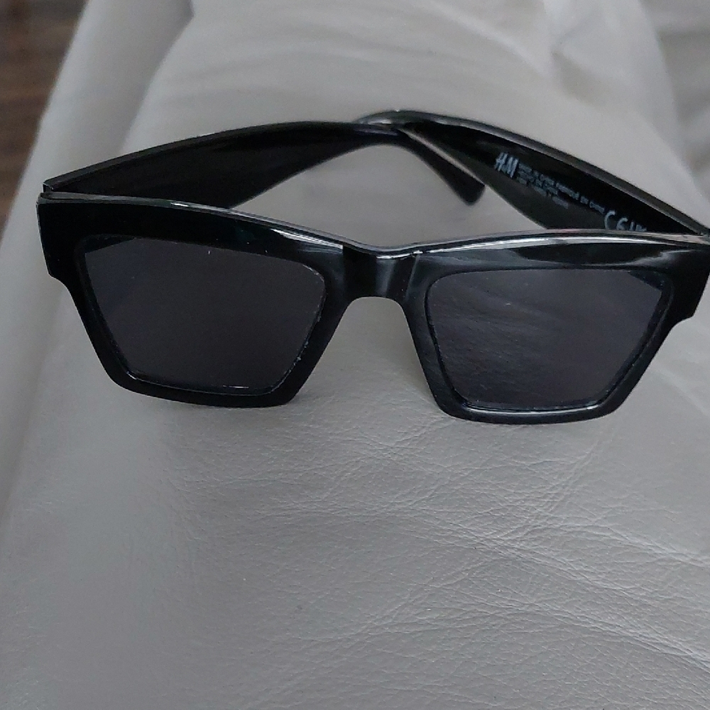 H&M Sleek Black Sunglasses